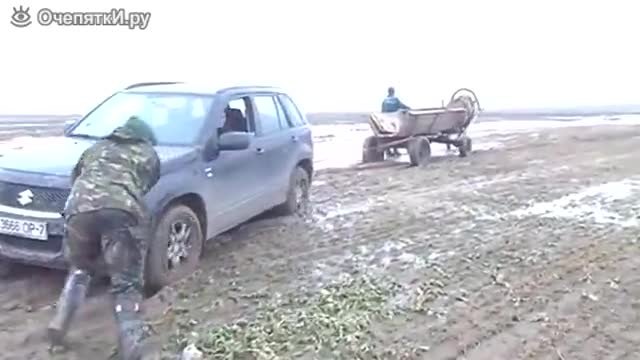 Кон с каруца тегли кола в калта , не си знае силата ,смях
