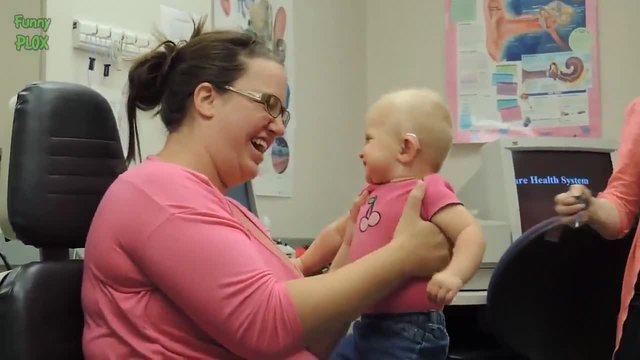 Бебета чуват за първи път със слухов апарат