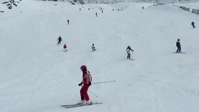 Момиче по бански кара ски