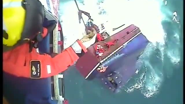 Драматичен видеоклип заснема как екипаж се спасява от потъващ кораб