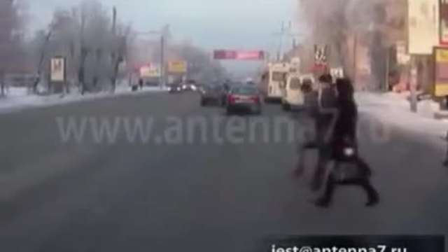 Бързата реакция на пешеходец го спасява от фатален удар на връхлитаща го кола !