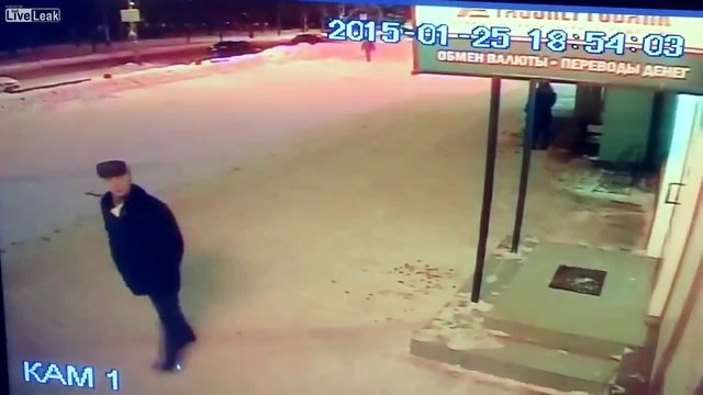 Старец открадна стелка пред банка в Русия!