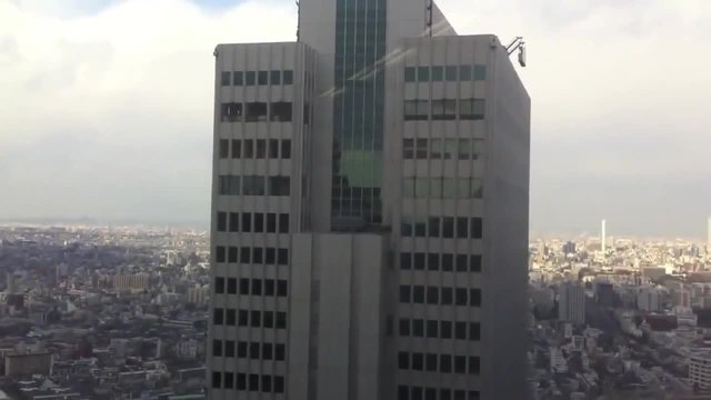 Чудили ли сте се някога какво става с небостъргачите като има земетресения? Вижте какво става