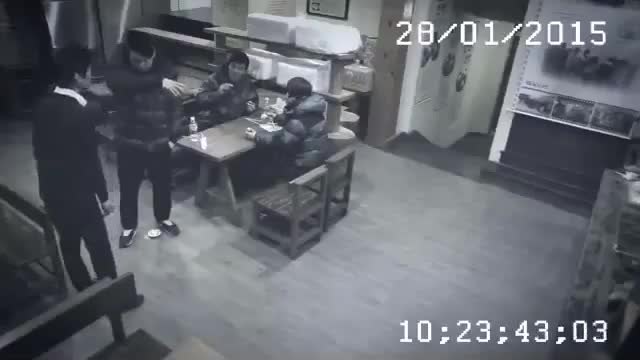 Китайка наказва хулигани в ресторант