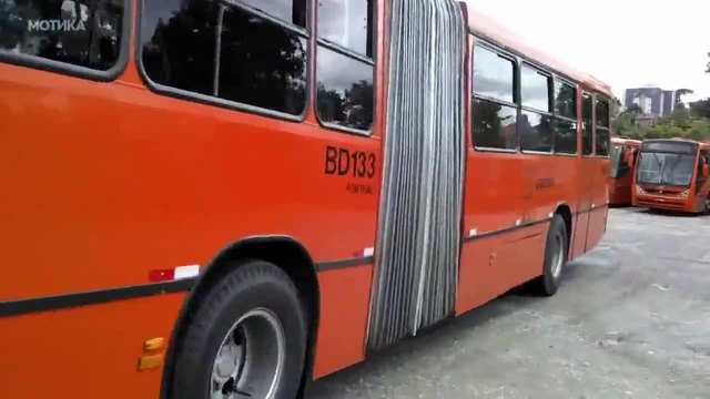 Паркиране на голям автобус на тясно място