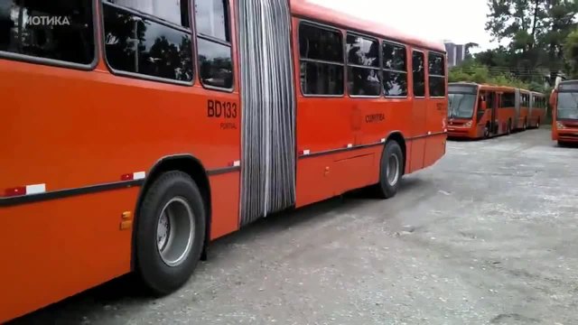 Автобус паркира на тясно място - Видео! Like a Boss