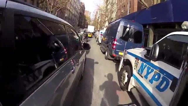 Полицейски ескорт по тротоара - не всички полицаи ви мислят лошото!