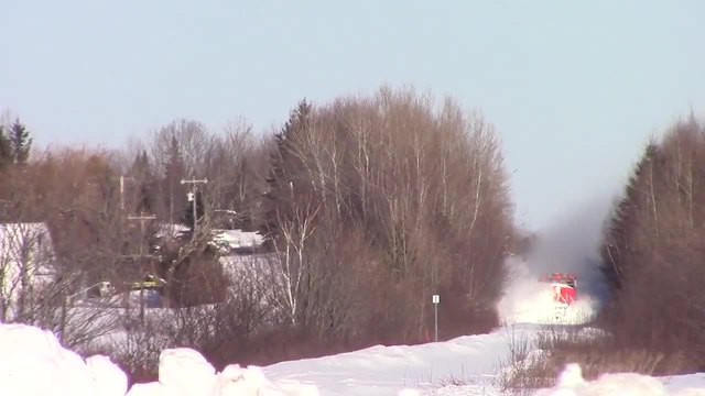 Невероятно видео! Зрелищно преминаване на влак през снежни преспи!
