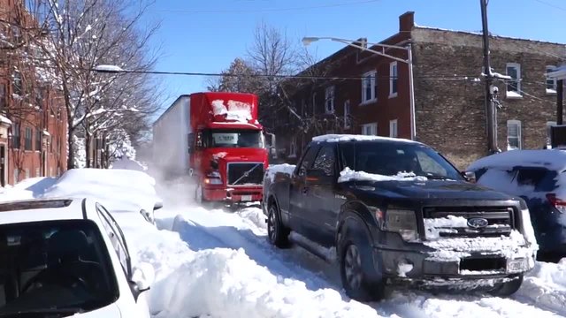 Мощен пикап помага на закъсал камион в снега