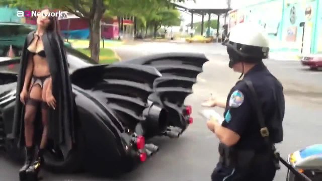 Полицай и мацката на Батман :)