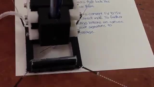 Робот- калиграф пише ръкописно и рисува