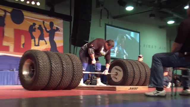 Човек вдига 1117 килограма щанга от гуми