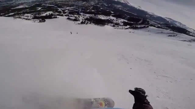 Скиор се закача за сноуборд и тръгва надолу по планината