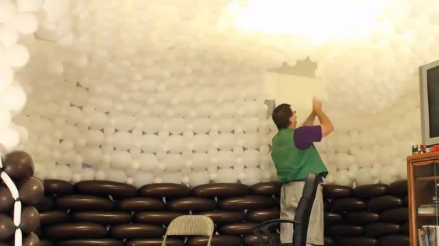 Торбодън - Домът на Билбо Бегинс, направен изцяло от балони