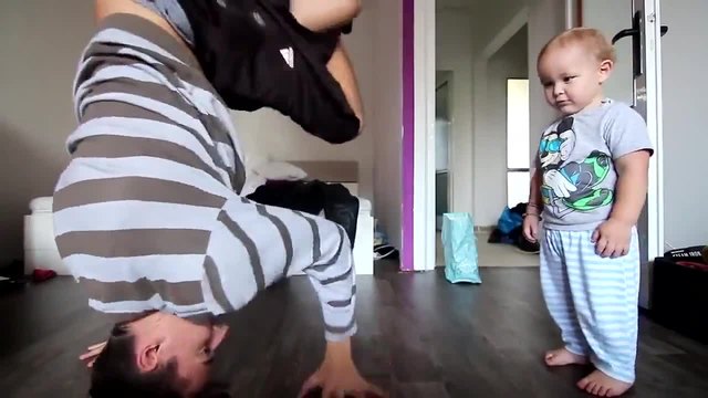 Бебе на 2 годинки танцува брейк с татко си