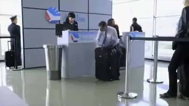 Служителка кара мъж да изкара половината си багаж от куфара ( Смях )