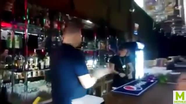 Как се пие по руски- коктейл с каска на главата!