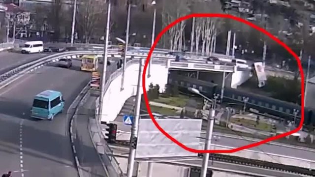 Камион изреварва и изхвъpча от мост