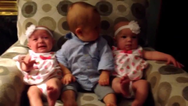 Pеакцията на бебе между близначки