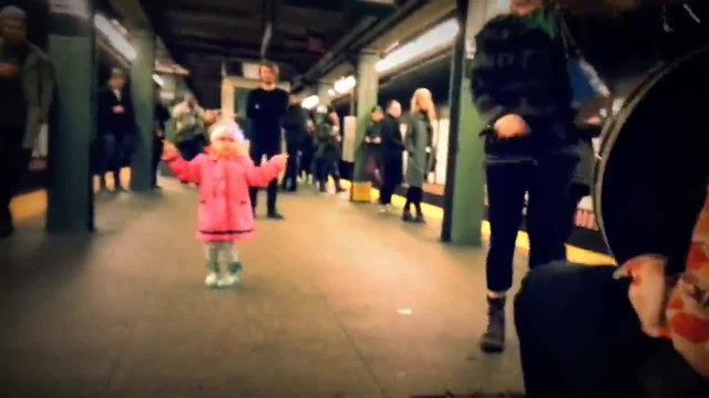Заразителен танц на малко момиченце в метрото