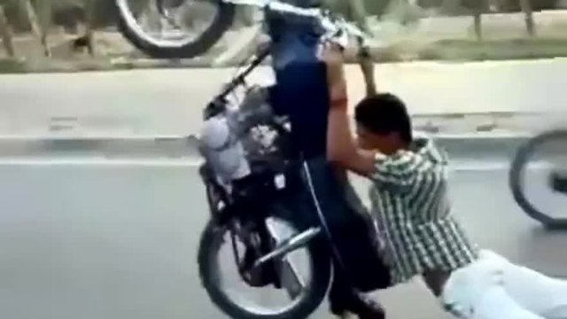 Така се кара мотор в Индия