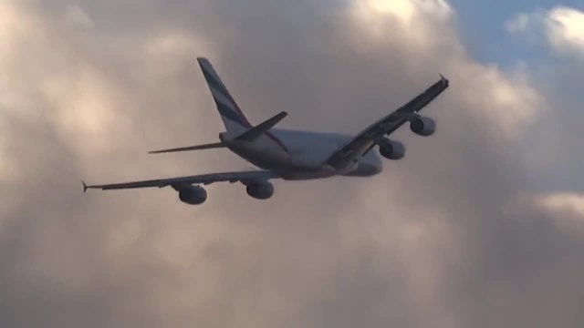 Вижте какво става , когато самолет премине през облаци