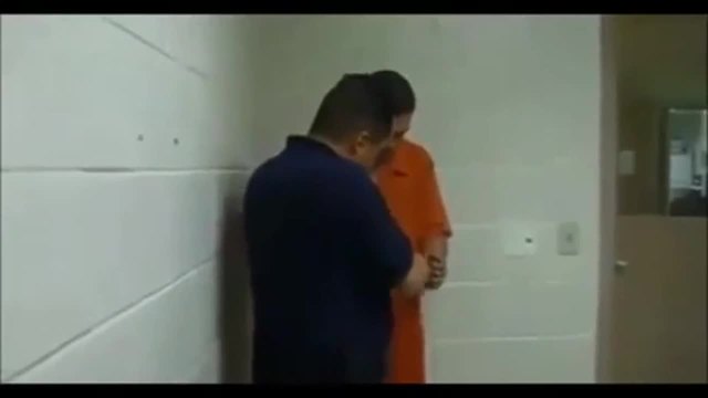 Престъпник показва как се чупят белезници пред полицаи