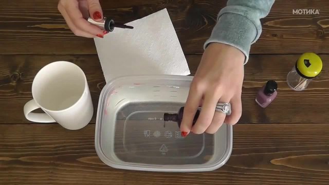 Експеримент как да оцеветим чашата си с лак за нокти и вода !