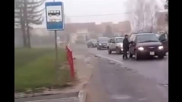 Вижте какво направи този шофьор с пияница , която го спира на автостоп !