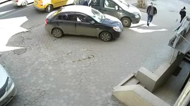 Професионални крадци ограбват жена с кола