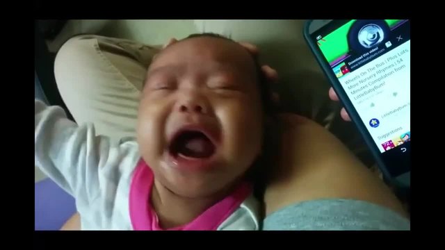 Много сладко бебче се приспива от музика по телефона