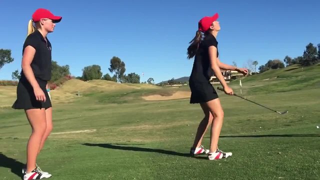 Момичета показват страхотни трикове с топки за голф