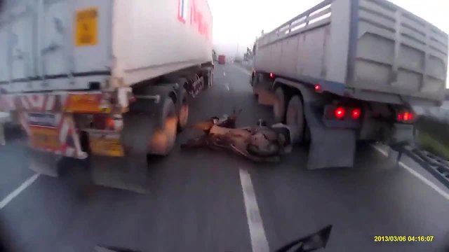 Невероятно видео! Мъж на скутер се разминава на косъм между два камиона