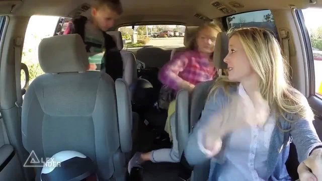 Майка вози екстремно децата си
