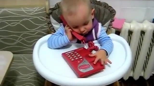 Бебе разговаря по телефона