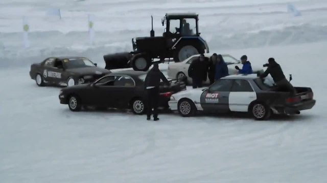 Танц на трактор и кола върху лед