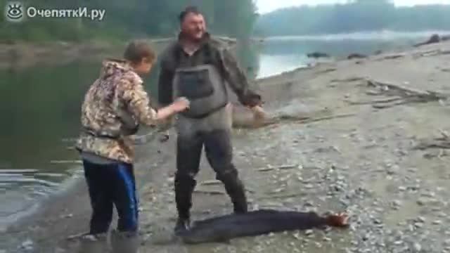 Руснаци улавят риба страхотен екземпляр