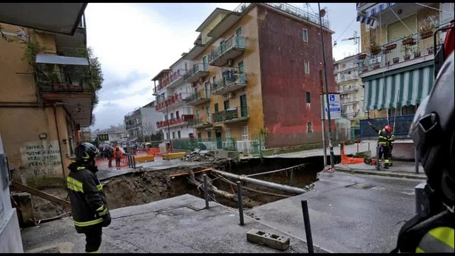 Огромна дупка на пътно платно в Неапол