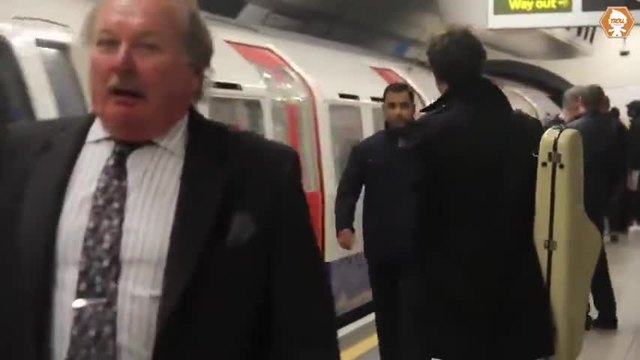 Футболни хулигани не дават на зелен извънземен да се качи в лондонското метро