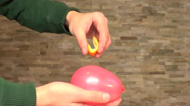 Как да спукаме балон с кора от портокал! (ВИДЕО)