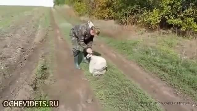 Ловец спасява вързано куче в чувал !