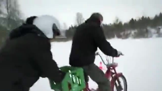 Мотопед превзема снежни преспи (Много Смях)