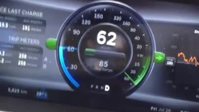 Зареждане на електромобил Tesla Model S при дърпане от камион