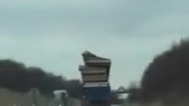 Претоварен камион се удря в мост