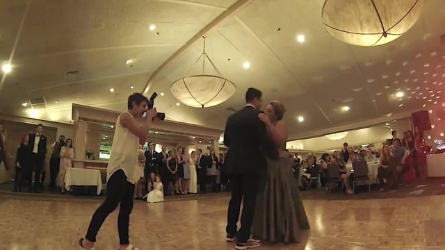 Майка и син танцуват на сватбата му