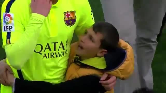 Момче  прегръща идола си от Барселона