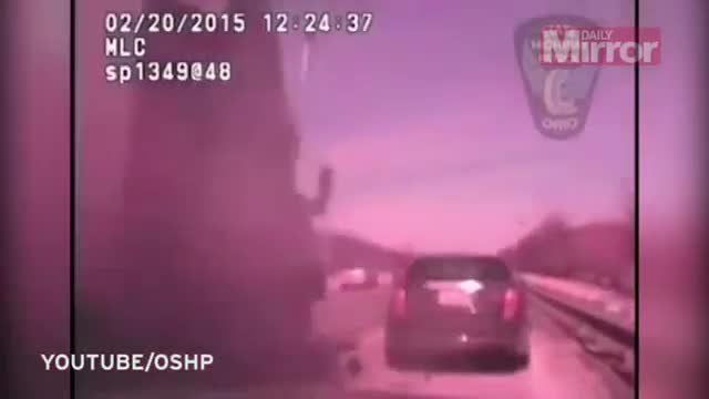 Полицай с бърза и адекватна реакция си спаси живота от връхлитащ камион !