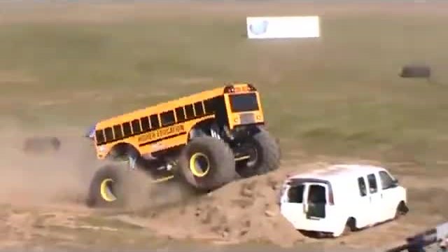 Огромно бъги-училищен автобус прегазва коли