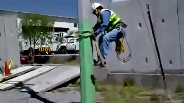 Работник показва оригинален начин за изкачване