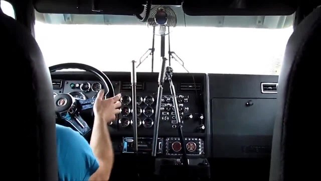 Шофьор управлява камион с щури скоростни предавки !